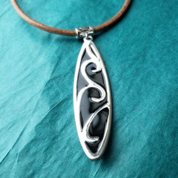 2/10$ Silver tone pendant on brown faux leather - Picture 3 of 4